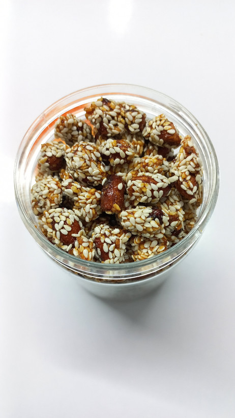 بادام کنجدی تُرد با روکش کنجد و عسل